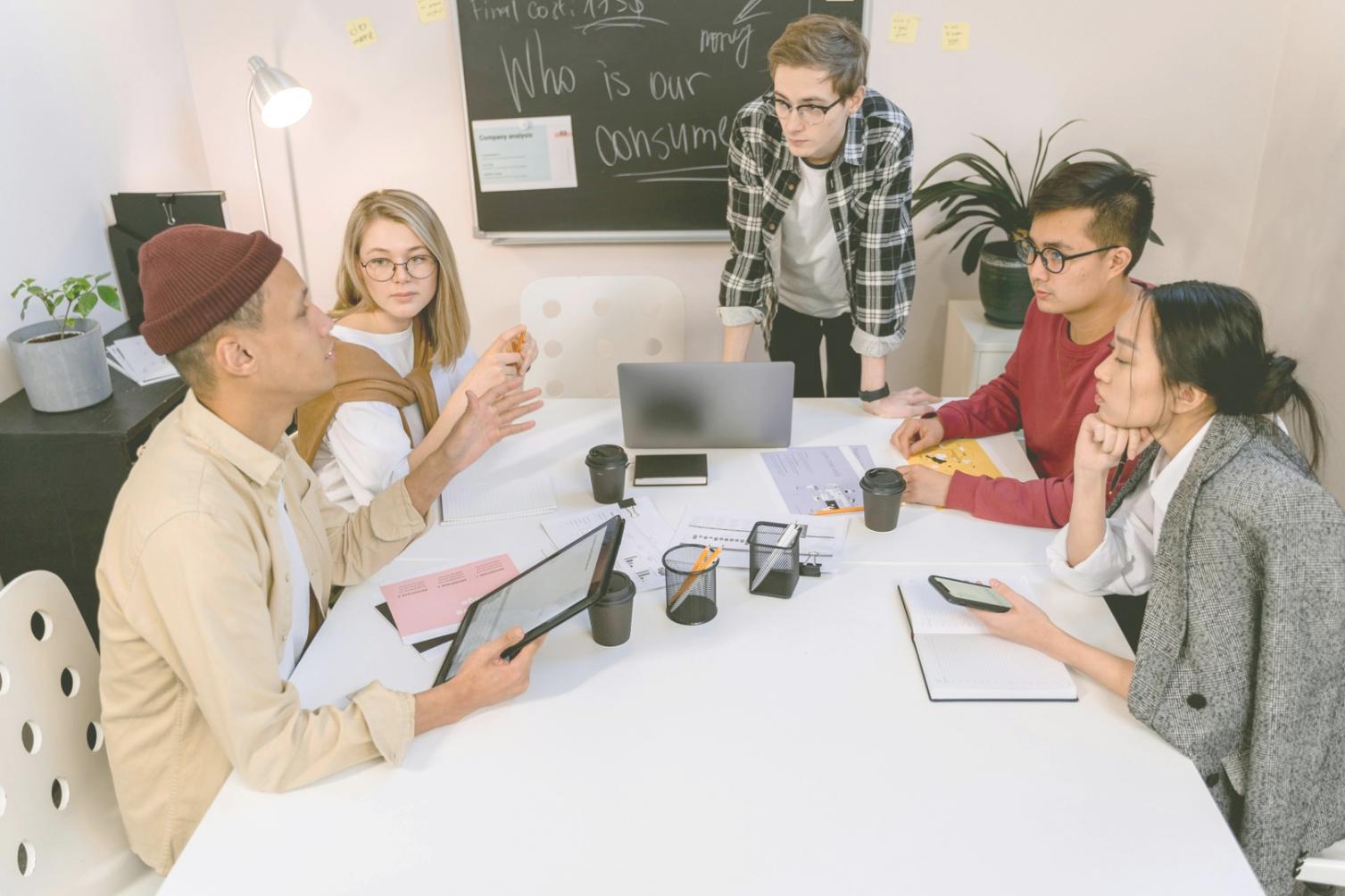 Finanzplanung Arbeitsplatz mit Dokumenten und Computer
